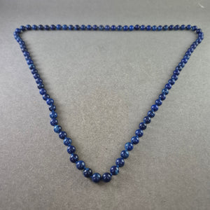 Elegante Halskette mit blauen Steinperlen – Klassisch und natürlich