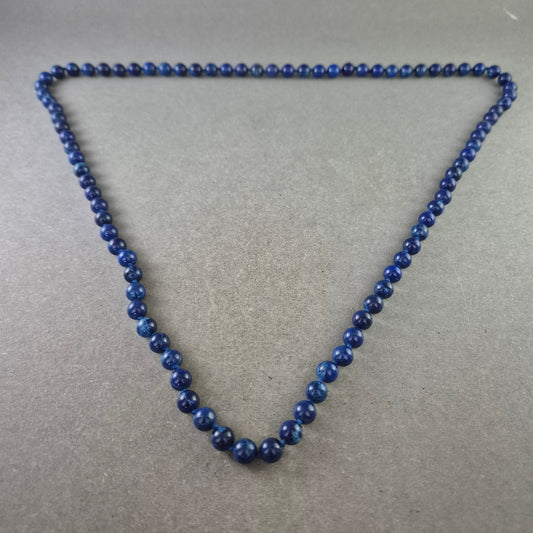 Elegante Halskette mit blauen Steinperlen – Klassisch und natürlich