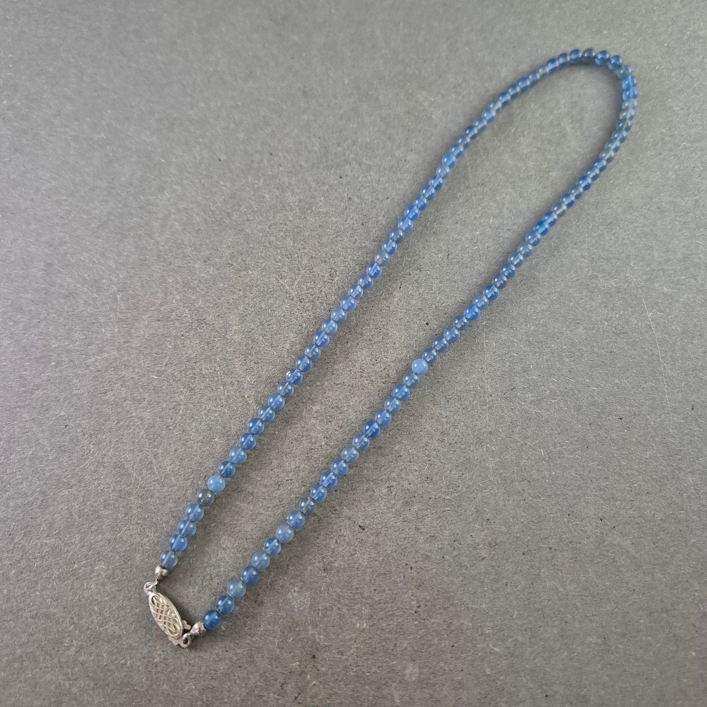 Feine Halskette mit blauen Glasperlen und 925er Silberverschluss