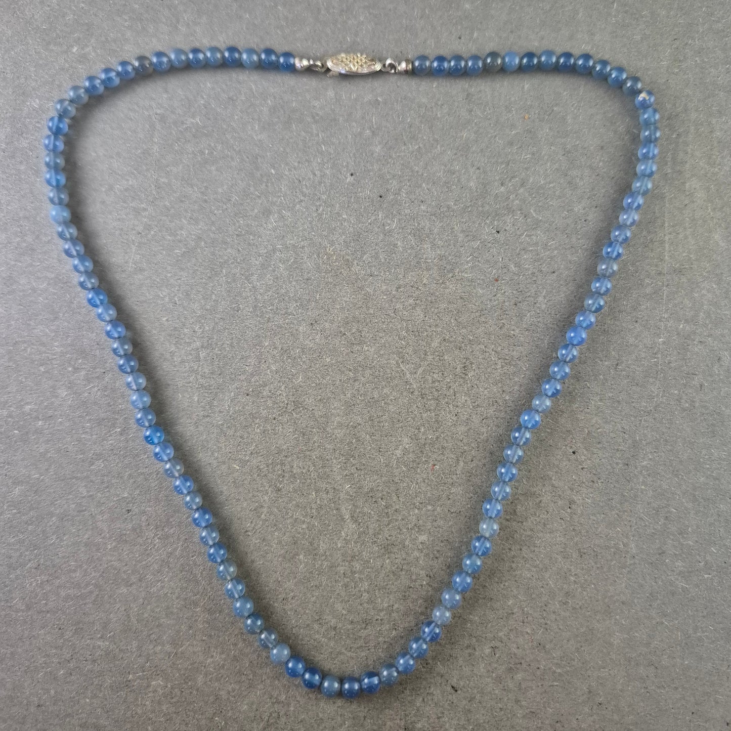 Feine Halskette mit blauen Glasperlen und 925er Silberverschluss