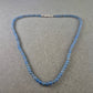 Feine Halskette mit blauen Glasperlen und 925er Silberverschluss