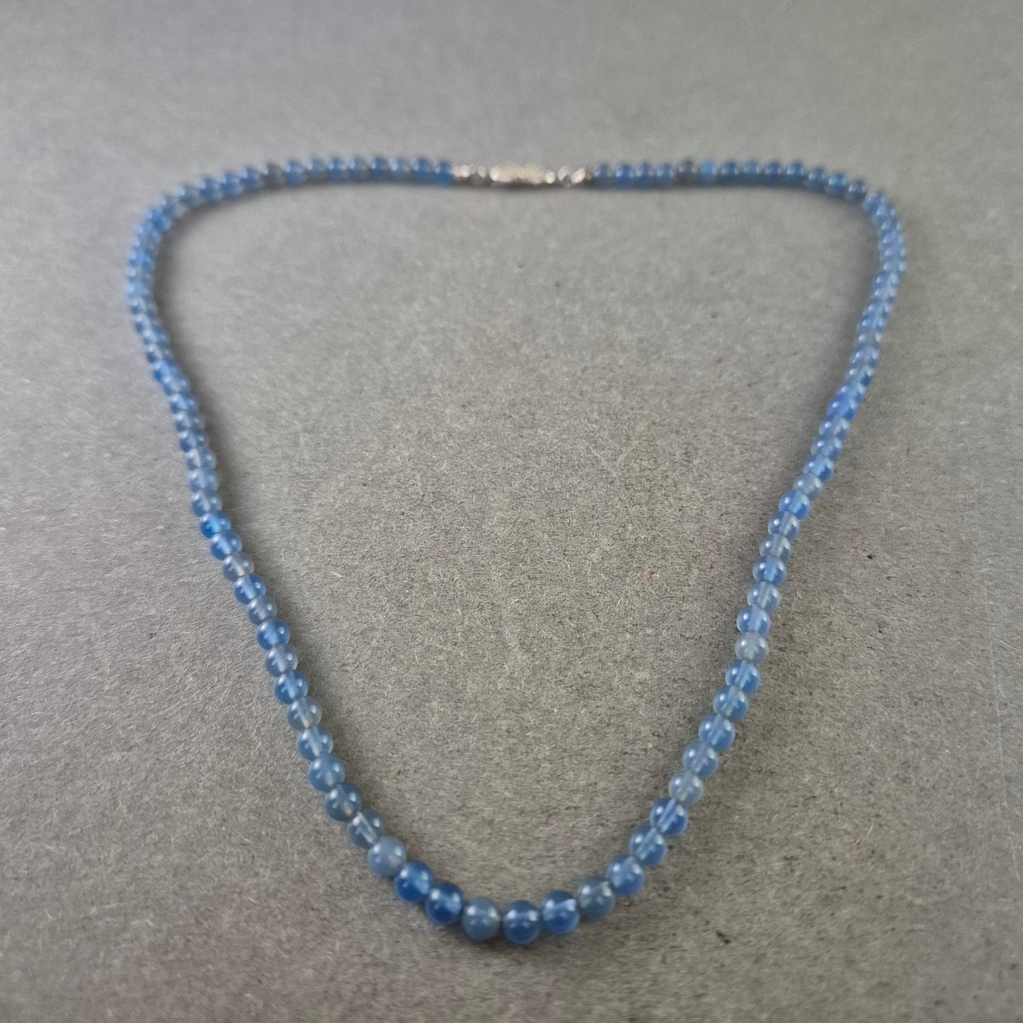 Feine Halskette mit blauen Glasperlen und 925er Silberverschluss