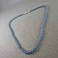 Feine Halskette mit blauen Glasperlen und 925er Silberverschluss