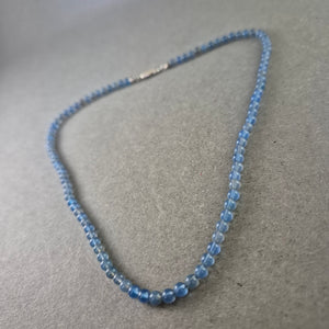 Feine Halskette mit blauen Glasperlen und 925er Silberverschluss