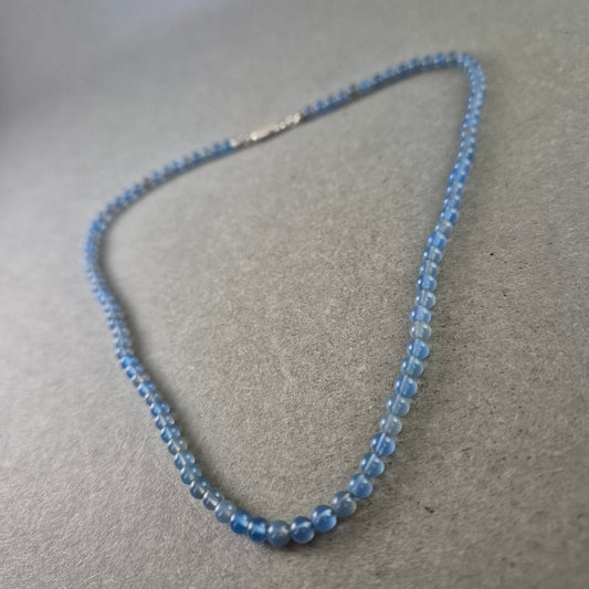 Feine Halskette mit blauen Glasperlen und 925er Silberverschluss