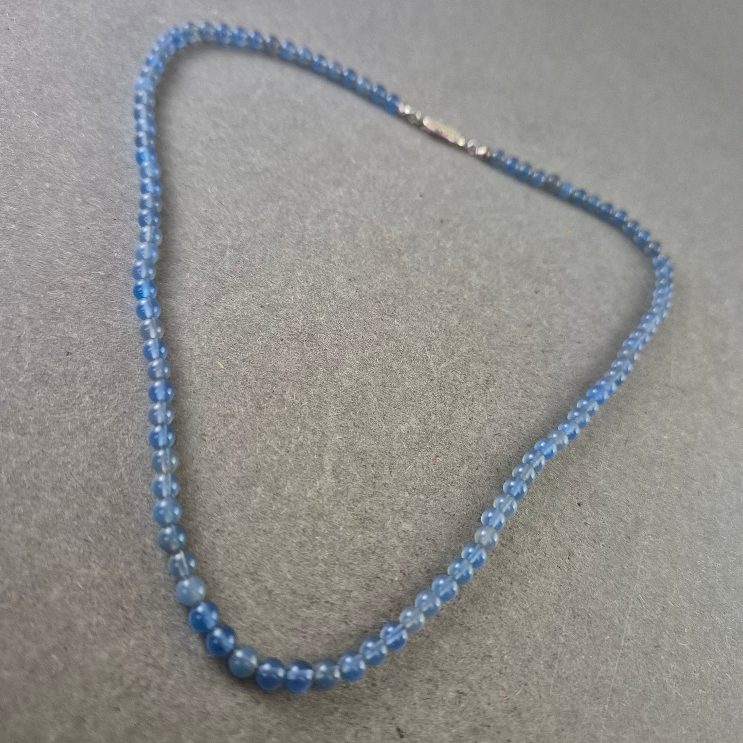 Feine Halskette mit blauen Glasperlen und 925er Silberverschluss