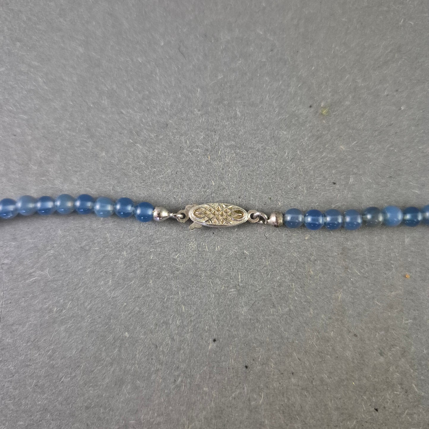 Feine Halskette mit blauen Glasperlen und 925er Silberverschluss