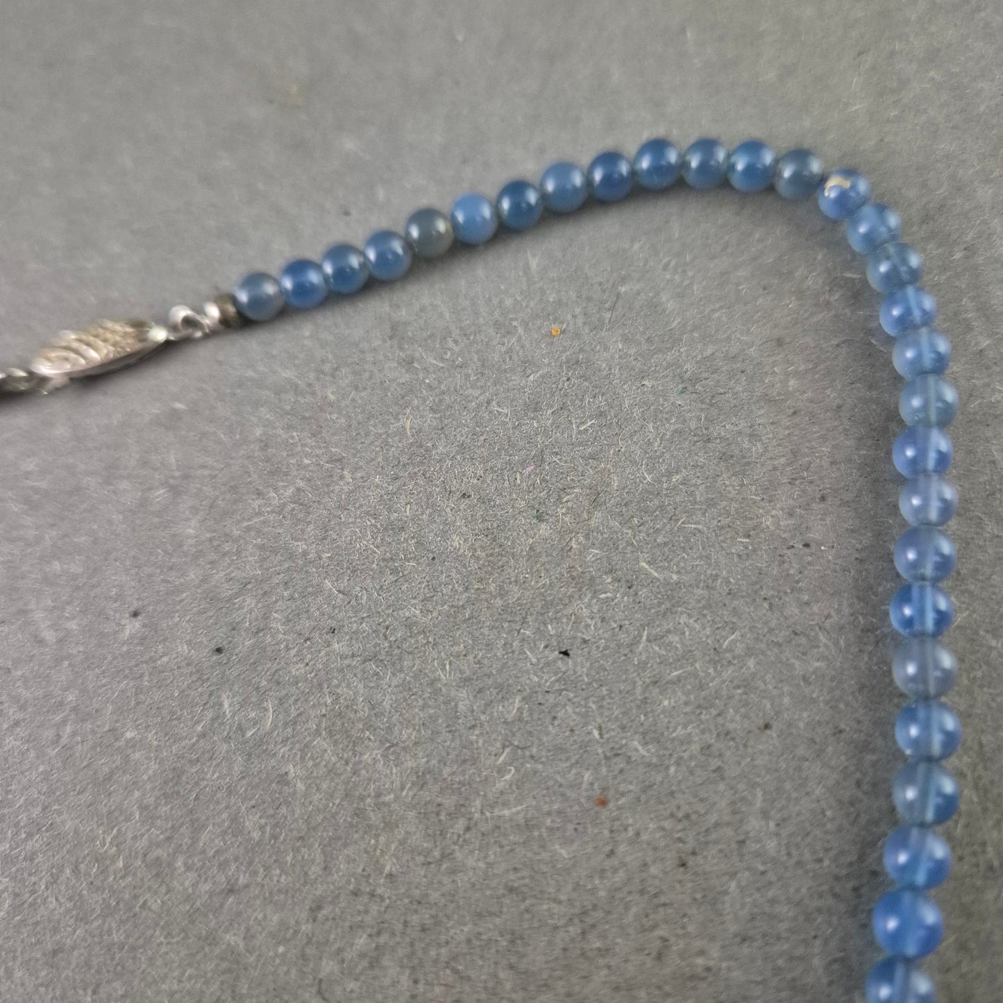 Feine Halskette mit blauen Glasperlen und 925er Silberverschluss