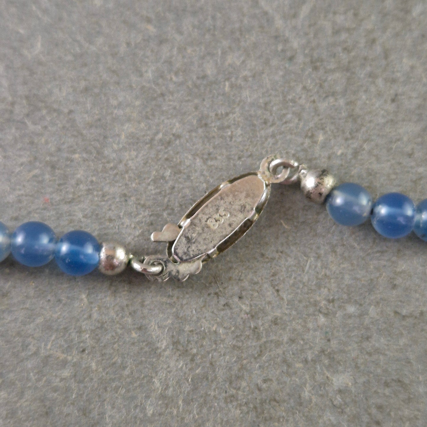 Feine Halskette mit blauen Glasperlen und 925er Silberverschluss