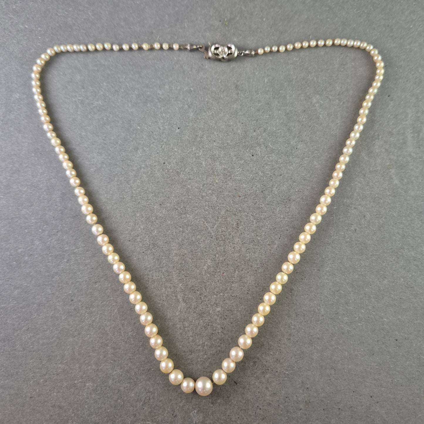 Klassische Perlenkette mit Silberverschluss – Eleganz in ihrer reinsten Form