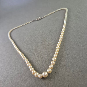Klassische Perlenkette mit Silberverschluss – Eleganz in ihrer reinsten Form