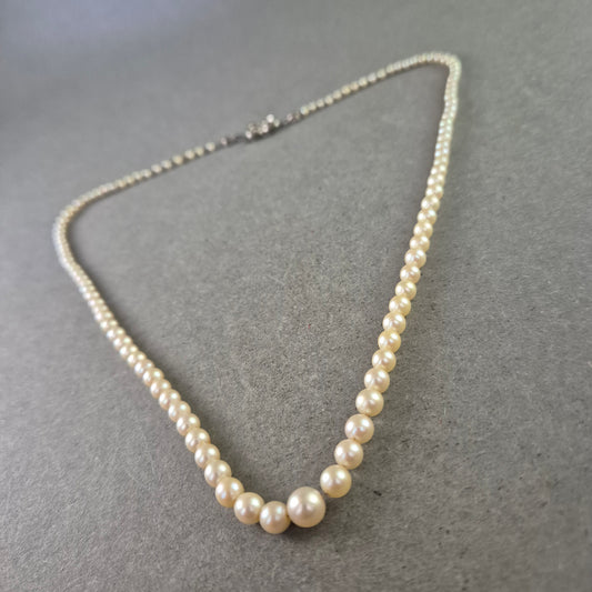 Klassische Perlenkette mit Silberverschluss – Eleganz in ihrer reinsten Form