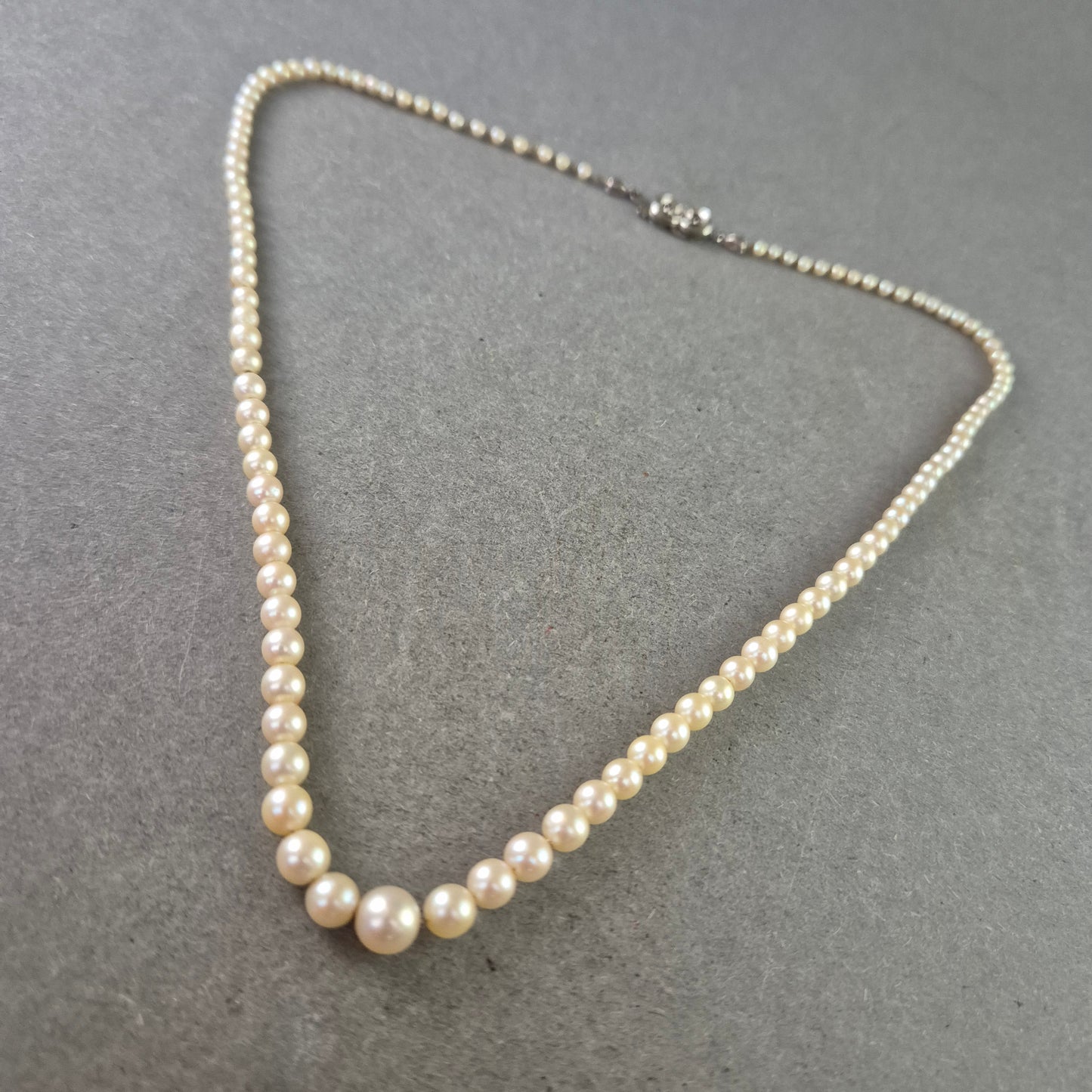 Klassische Perlenkette mit Silberverschluss – Eleganz in ihrer reinsten Form