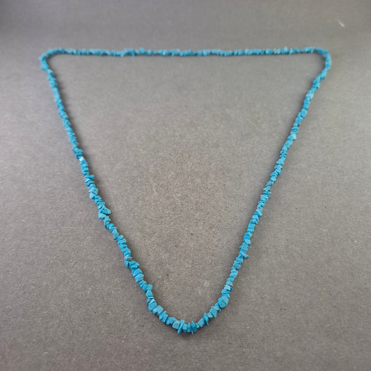 Halskette mit türkisfarbenen Steinchips – Natürliches Sommerfeeling