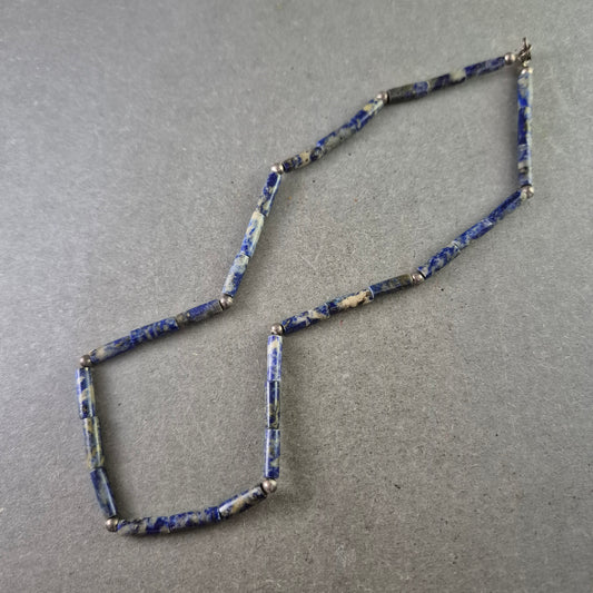 Halskette mit blauen Lapis-Röhrenperlen – Natürlich & geometrisch