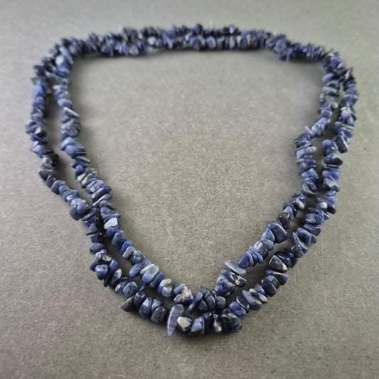 Doppelte Halskette aus blauen Natursteinchips – Ausdrucksstark & Naturverbunden