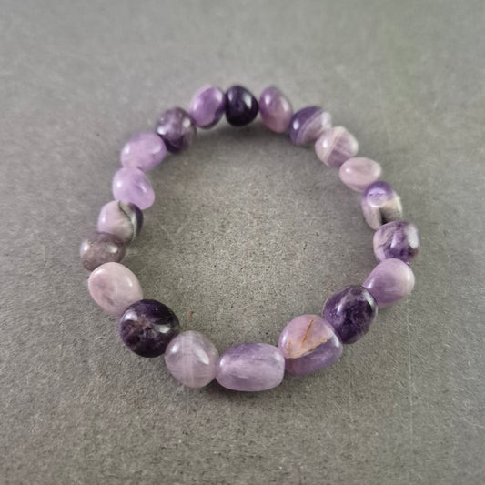 Elastisches Amethyst Armband – Sanfte Lila-Nuancen in Natursteinoptik