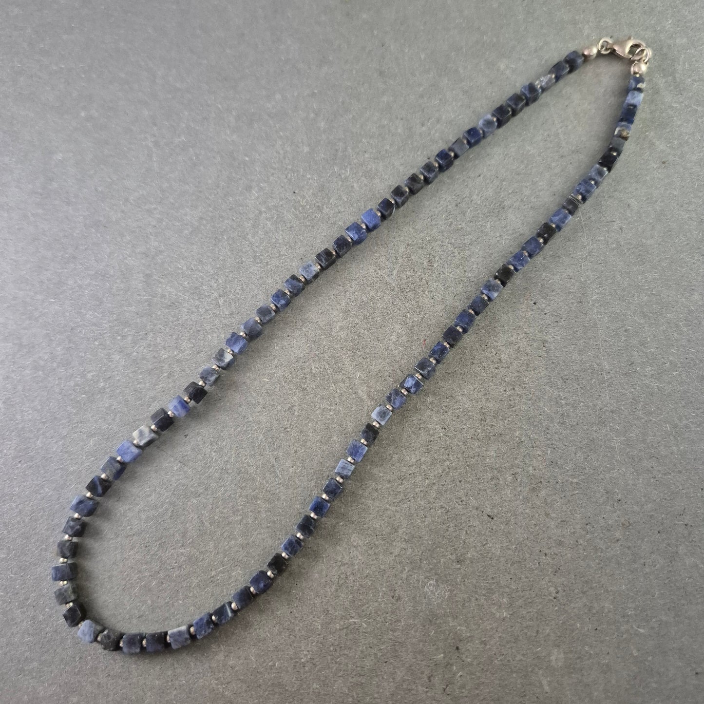 Halskette mit blauen Würfelperlen aus Naturstein – Klar & kantig