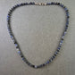 Halskette mit blauen Würfelperlen aus Naturstein – Klar & kantig