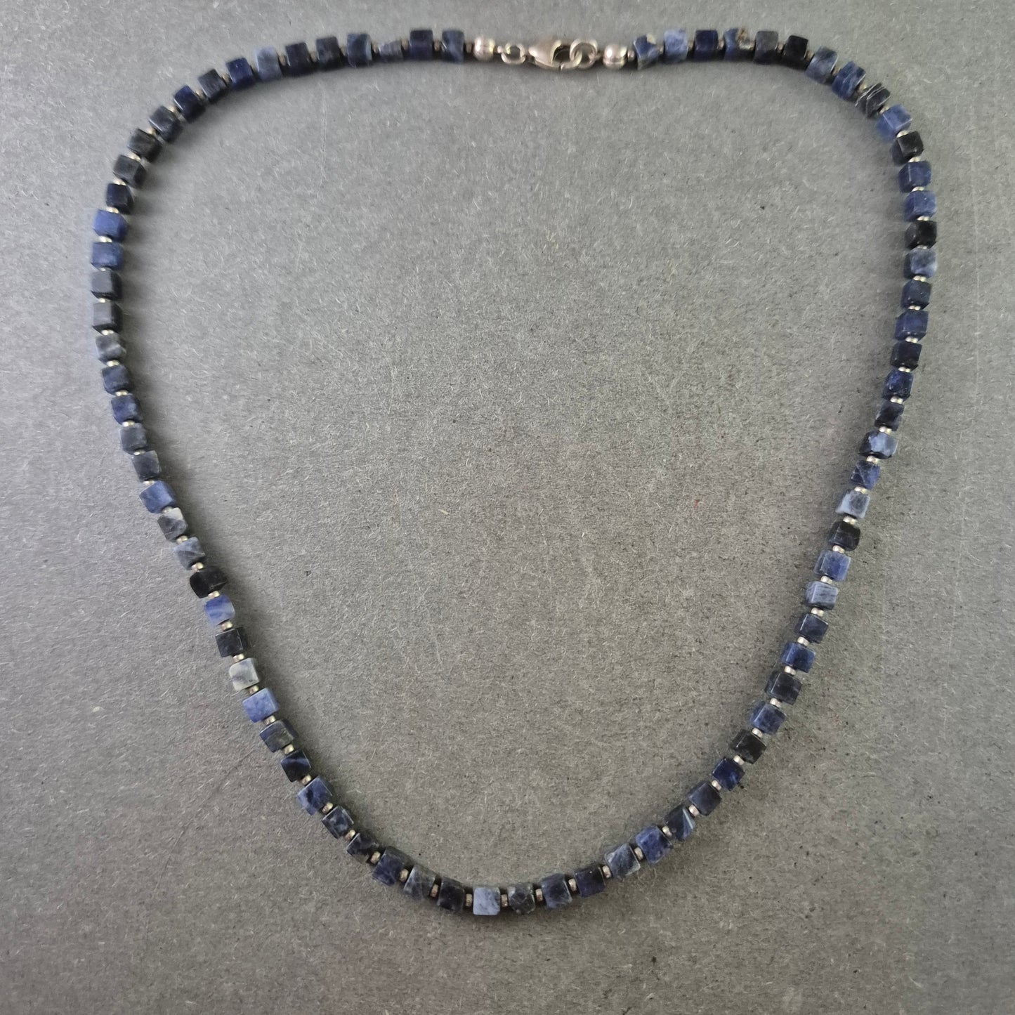 Halskette mit blauen Würfelperlen aus Naturstein – Klar & kantig