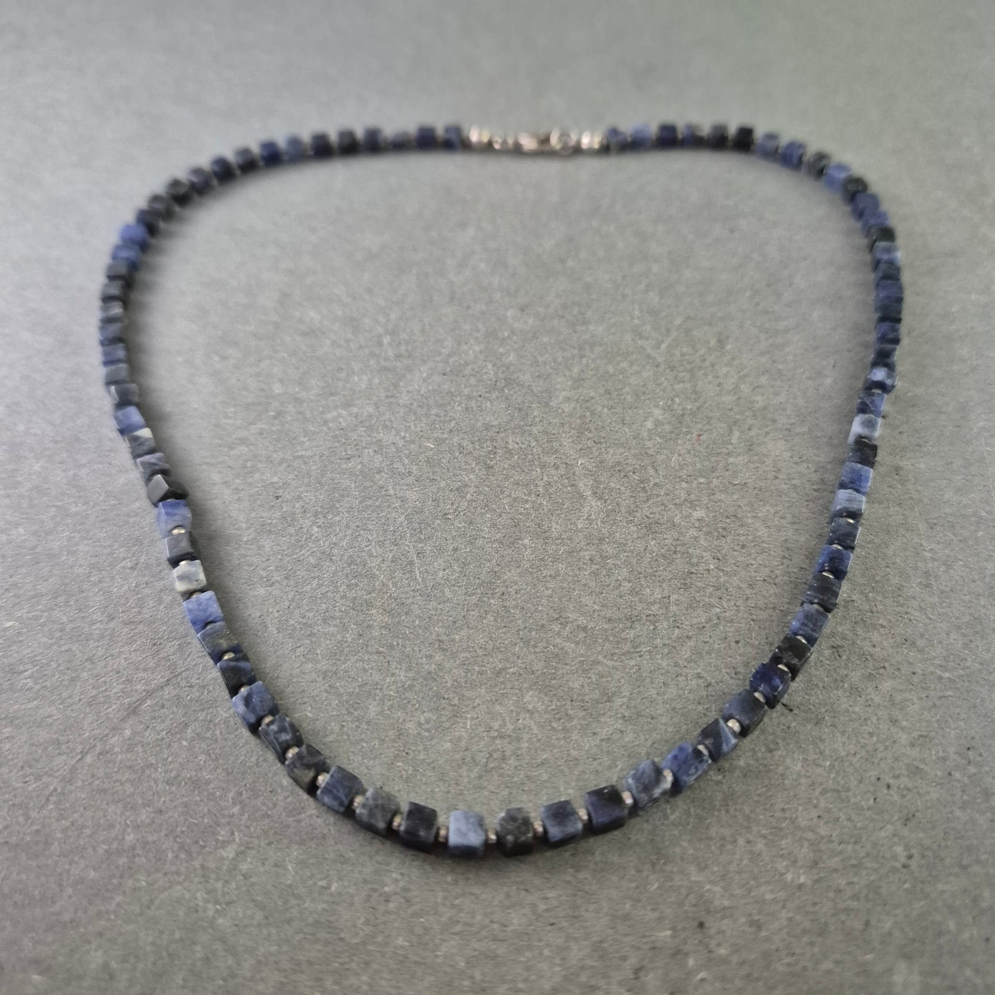 Halskette mit blauen Würfelperlen aus Naturstein – Klar & kantig