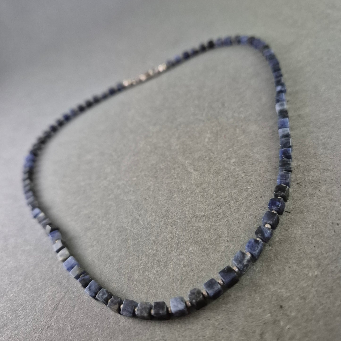 Halskette mit blauen Würfelperlen aus Naturstein – Klar & kantig
