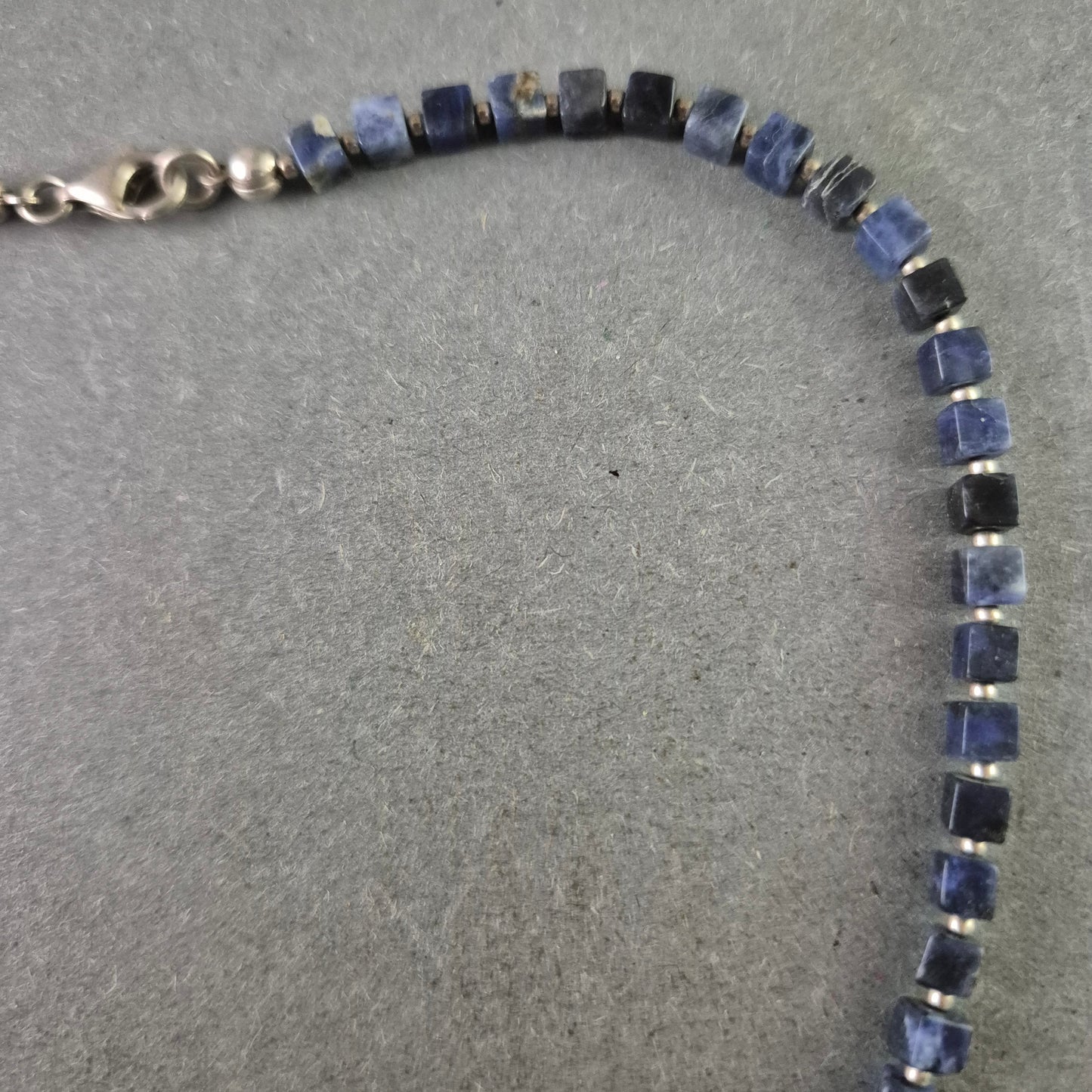 Halskette mit blauen Würfelperlen aus Naturstein – Klar & kantig