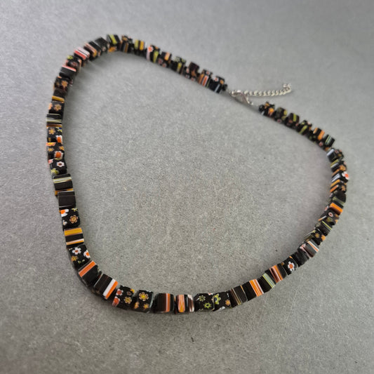 Bunte Millefiori Halskette mit Würfelperlen – Kunstvoll & verspielt