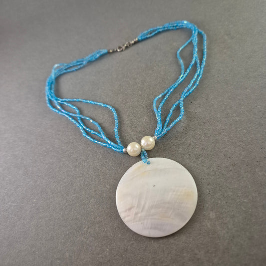 Boho Halskette mit Perlensträngen & Muschel-Anhänger – Sommerlicher Look