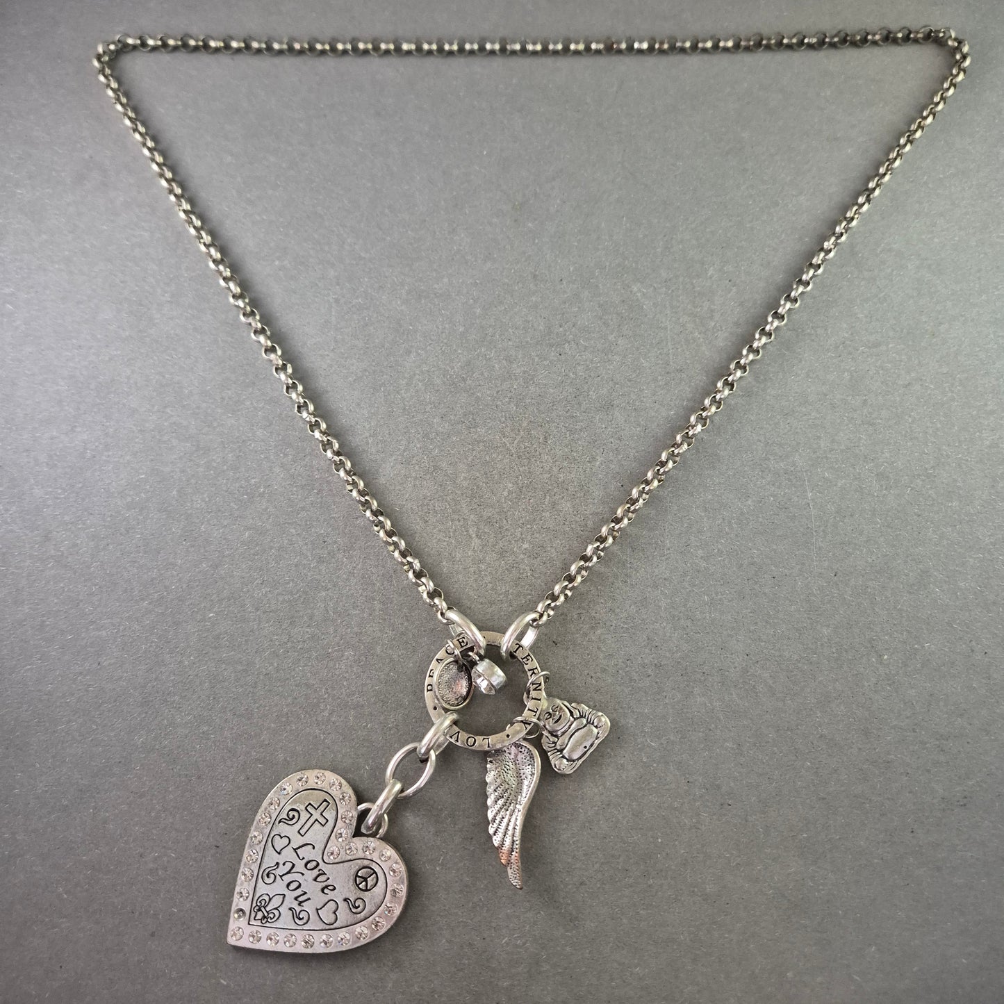 Silberfarbene Halskette mit Charms – Herz, Flügel & Love-Botschaften