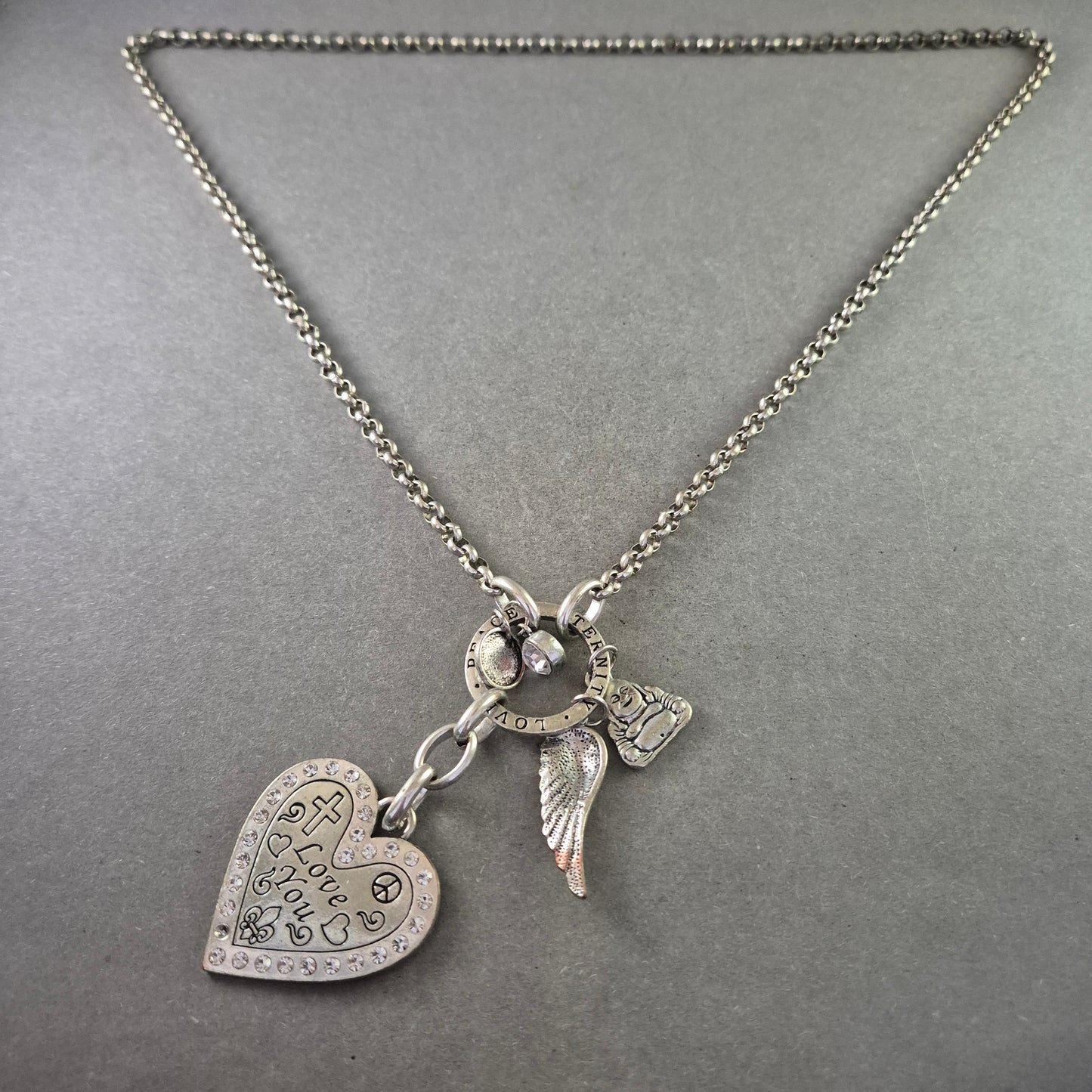 Silberfarbene Halskette mit Charms – Herz, Flügel & Love-Botschaften