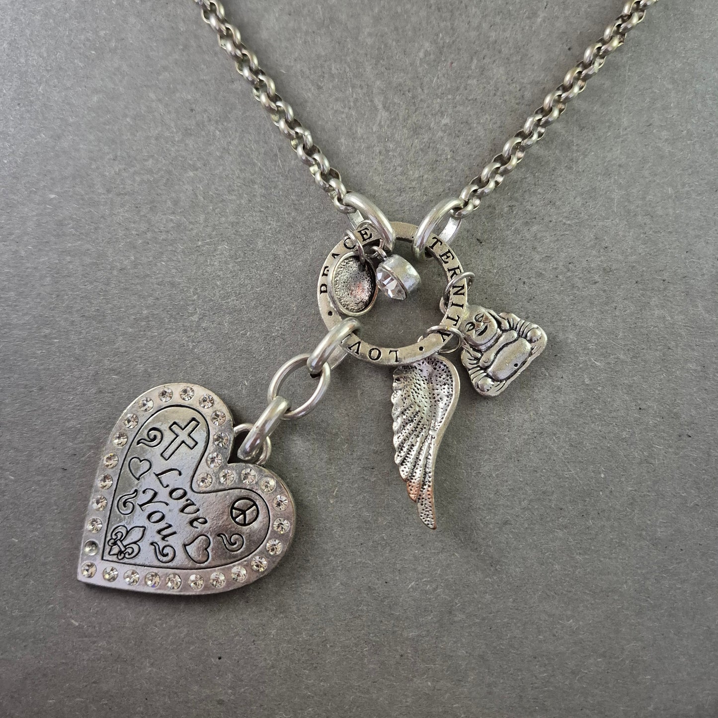 Silberfarbene Halskette mit Charms – Herz, Flügel & Love-Botschaften