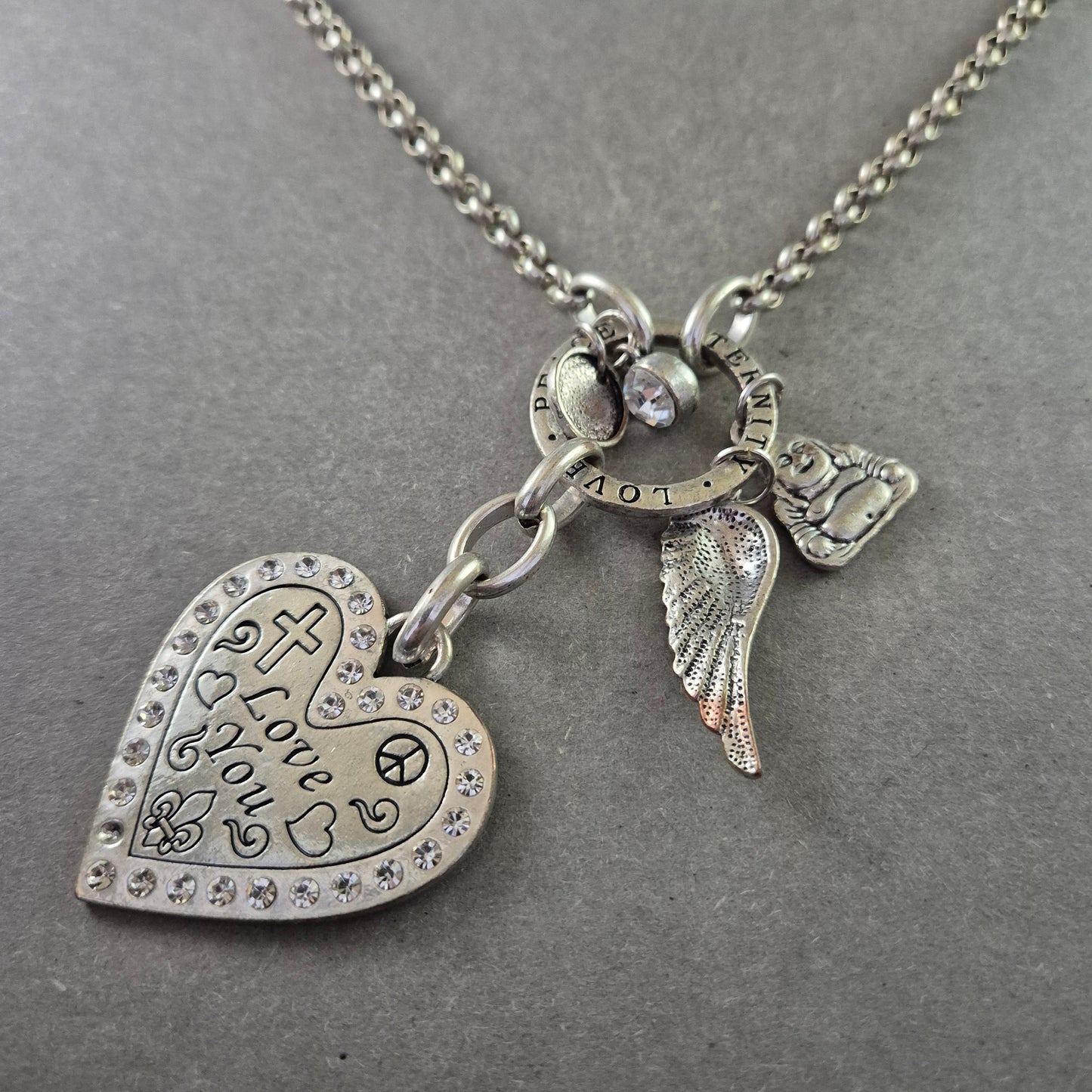 Silberfarbene Halskette mit Charms – Herz, Flügel & Love-Botschaften