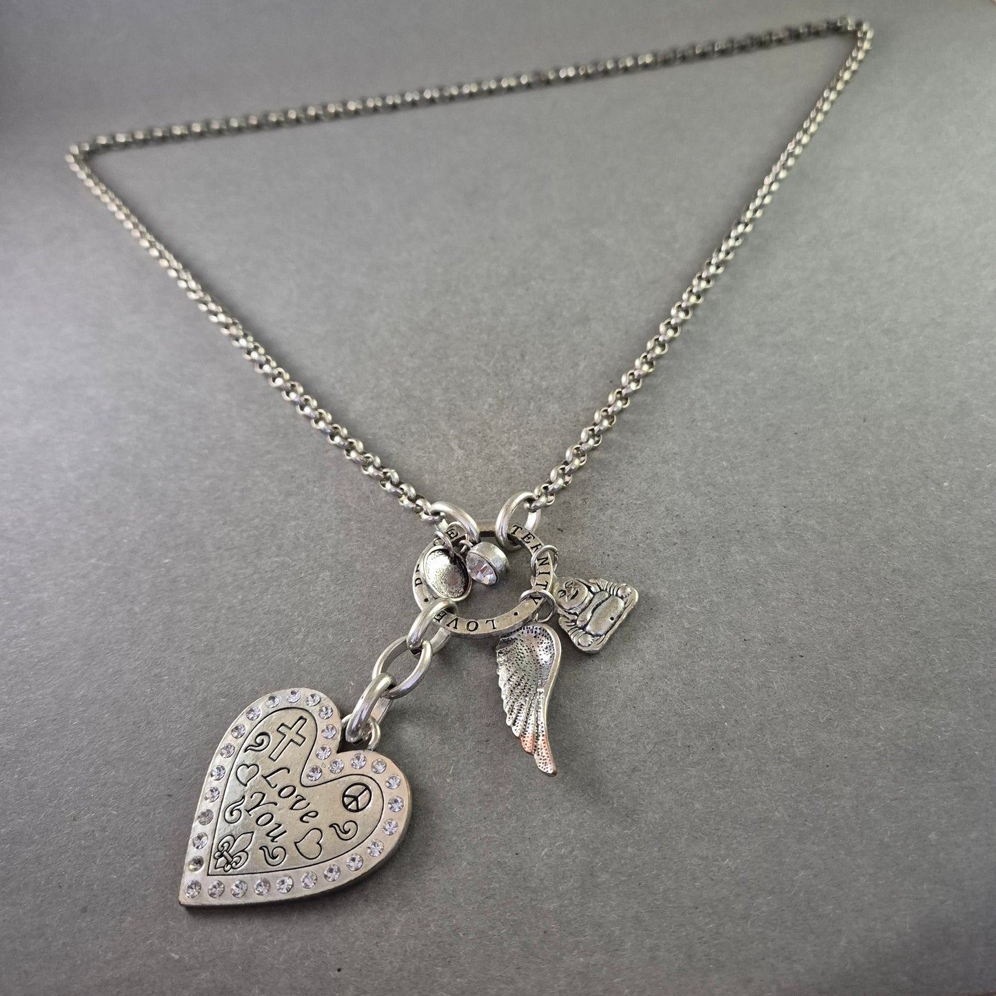 Silberfarbene Halskette mit Charms – Herz, Flügel & Love-Botschaften