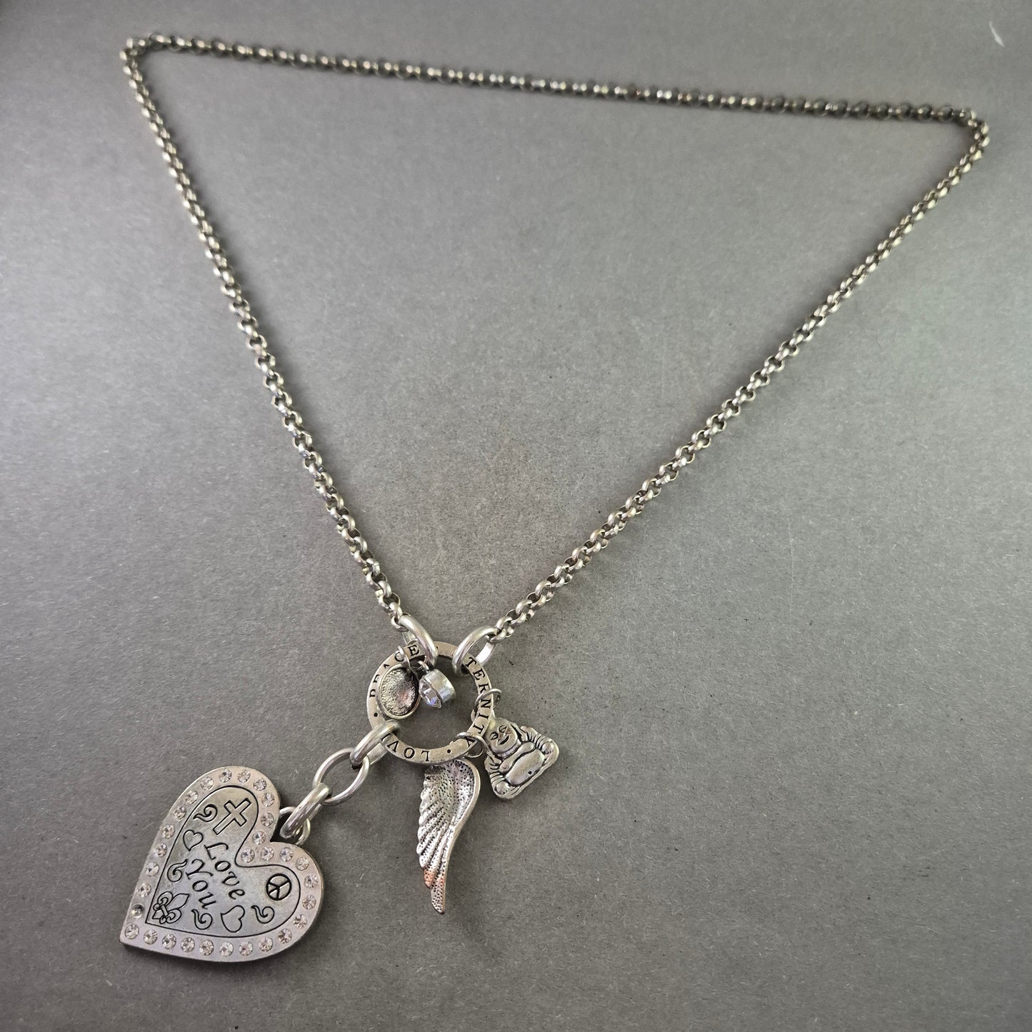 Silberfarbene Halskette mit Charms – Herz, Flügel & Love-Botschaften