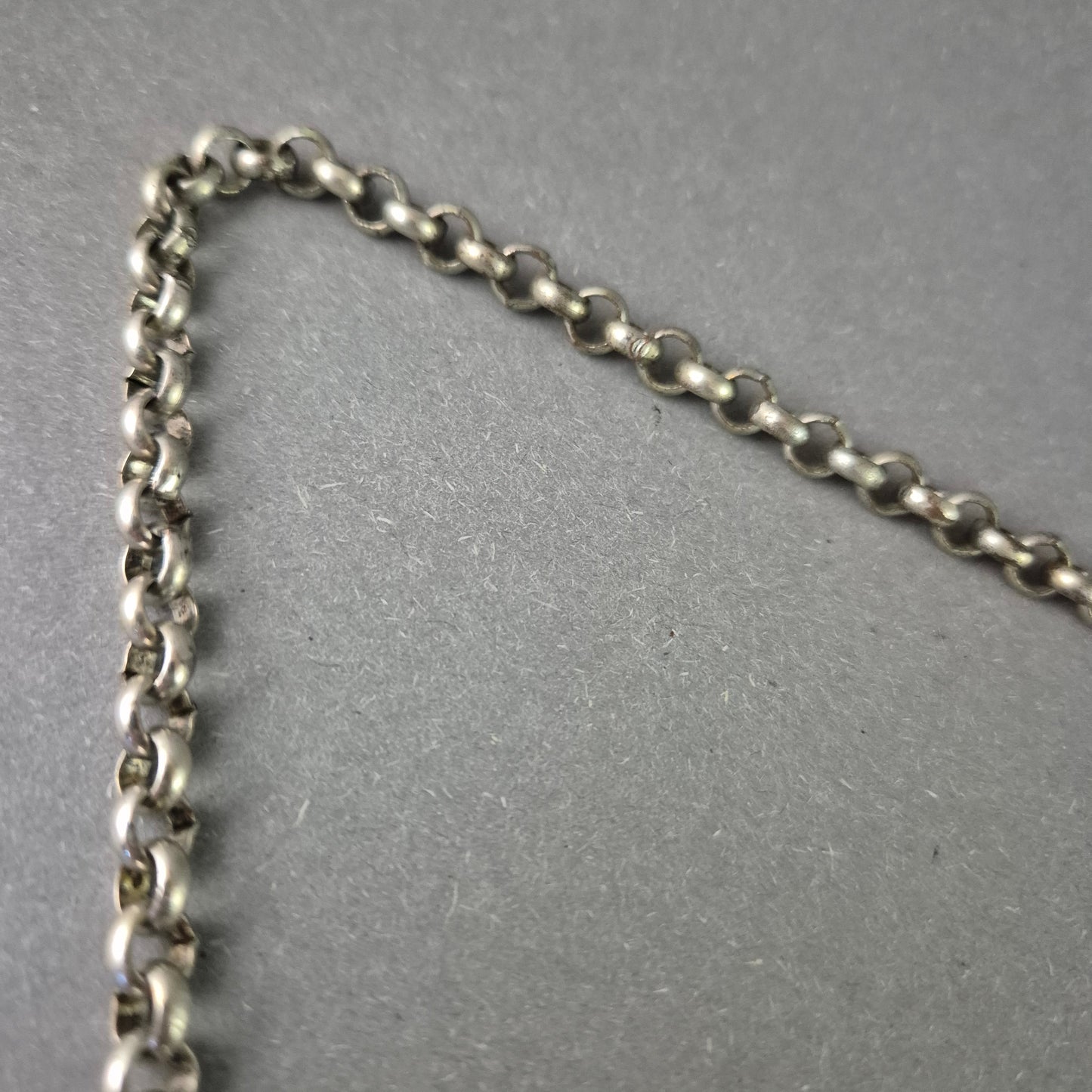 Silberfarbene Halskette mit Charms – Herz, Flügel & Love-Botschaften