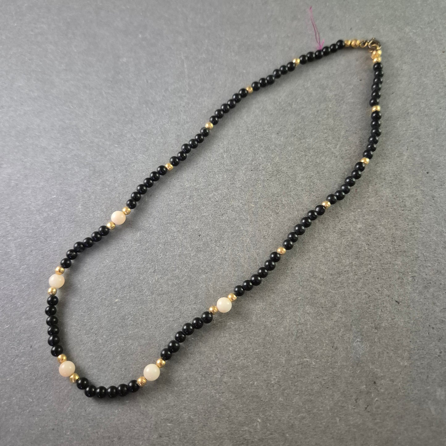 Feine Halskette mit schwarzen Perlen & goldfarbenen Akzenten