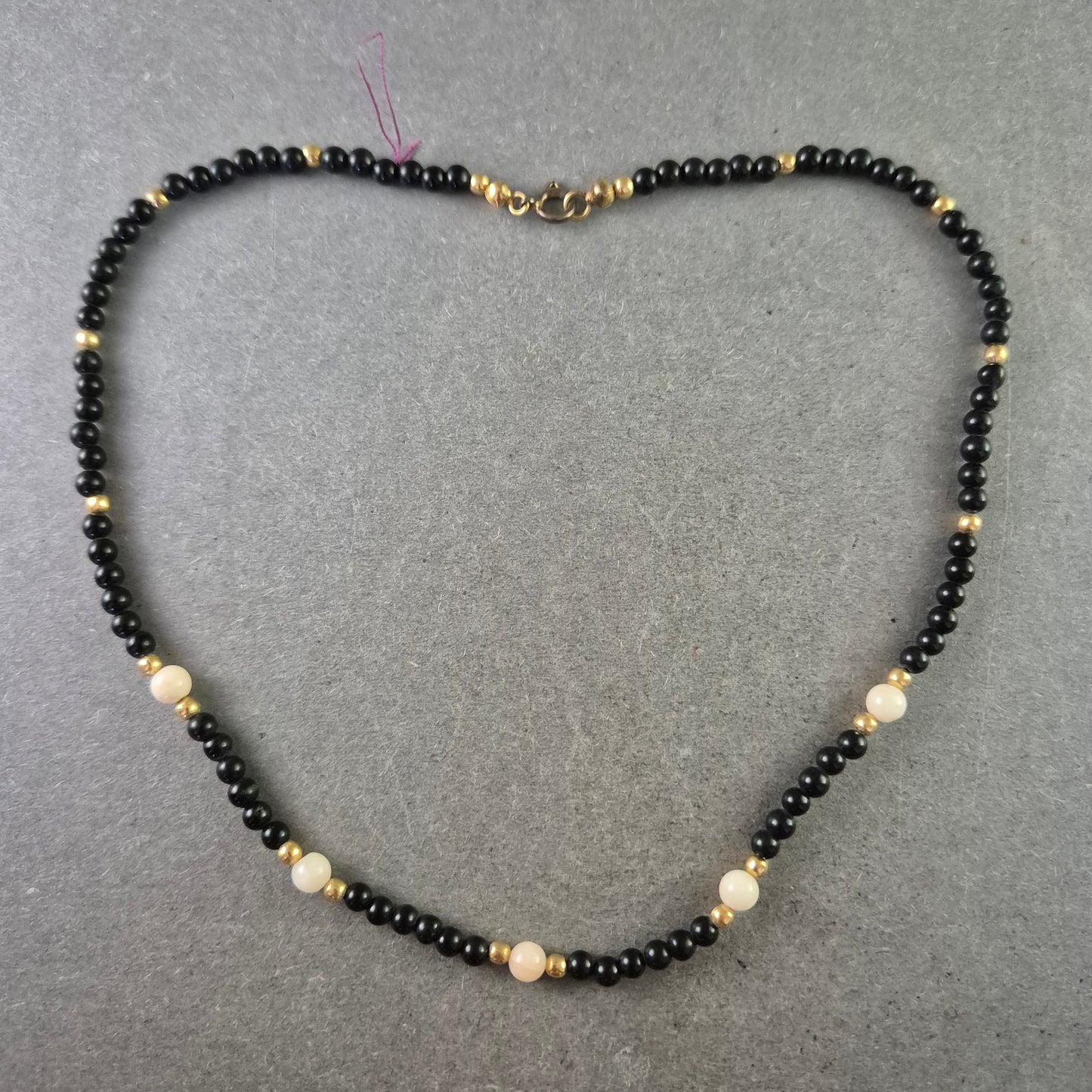 Feine Halskette mit schwarzen Perlen & goldfarbenen Akzenten