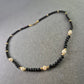 Feine Halskette mit schwarzen Perlen & goldfarbenen Akzenten
