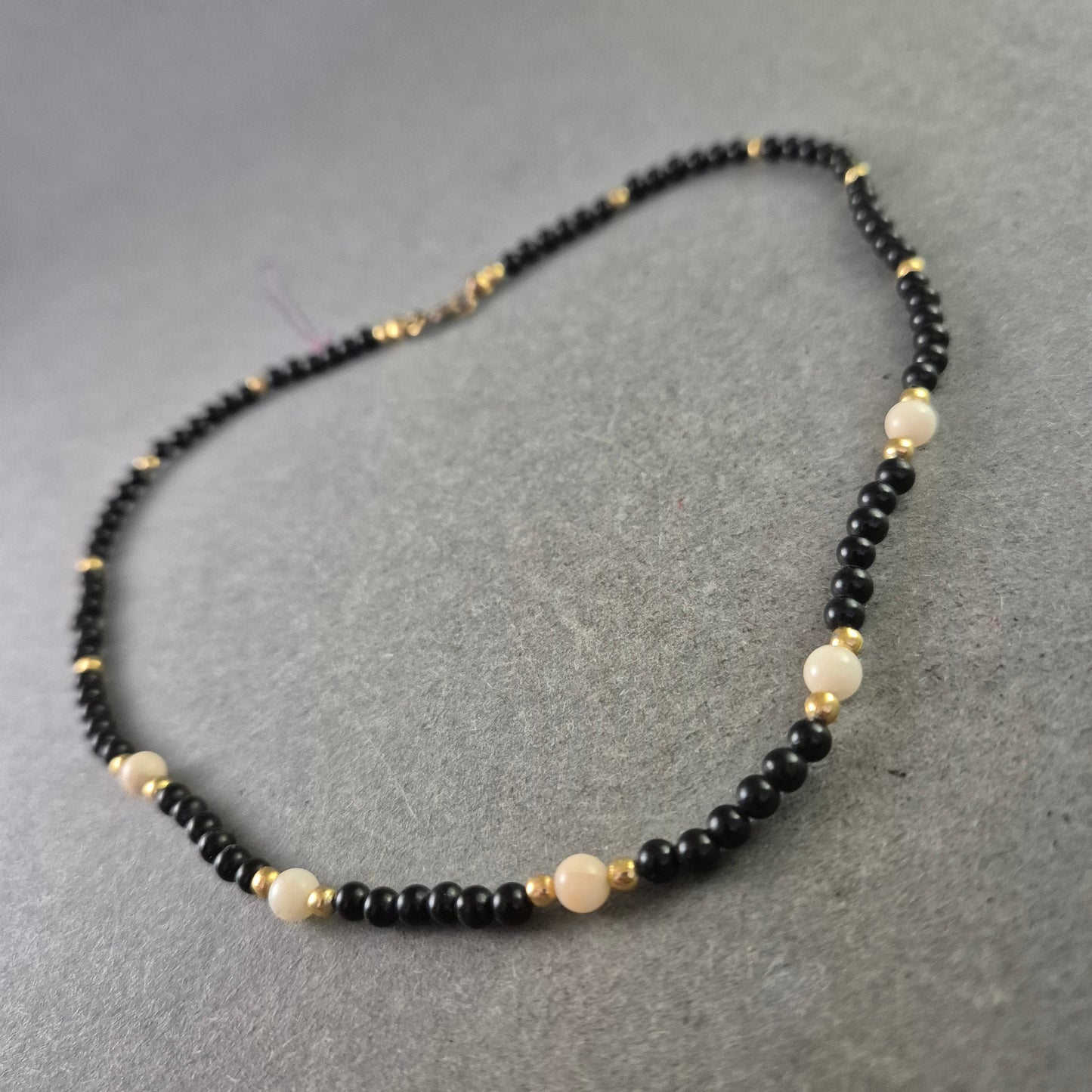 Feine Halskette mit schwarzen Perlen & goldfarbenen Akzenten