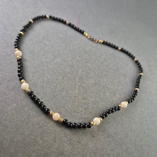 Feine Halskette mit schwarzen Perlen & goldfarbenen Akzenten