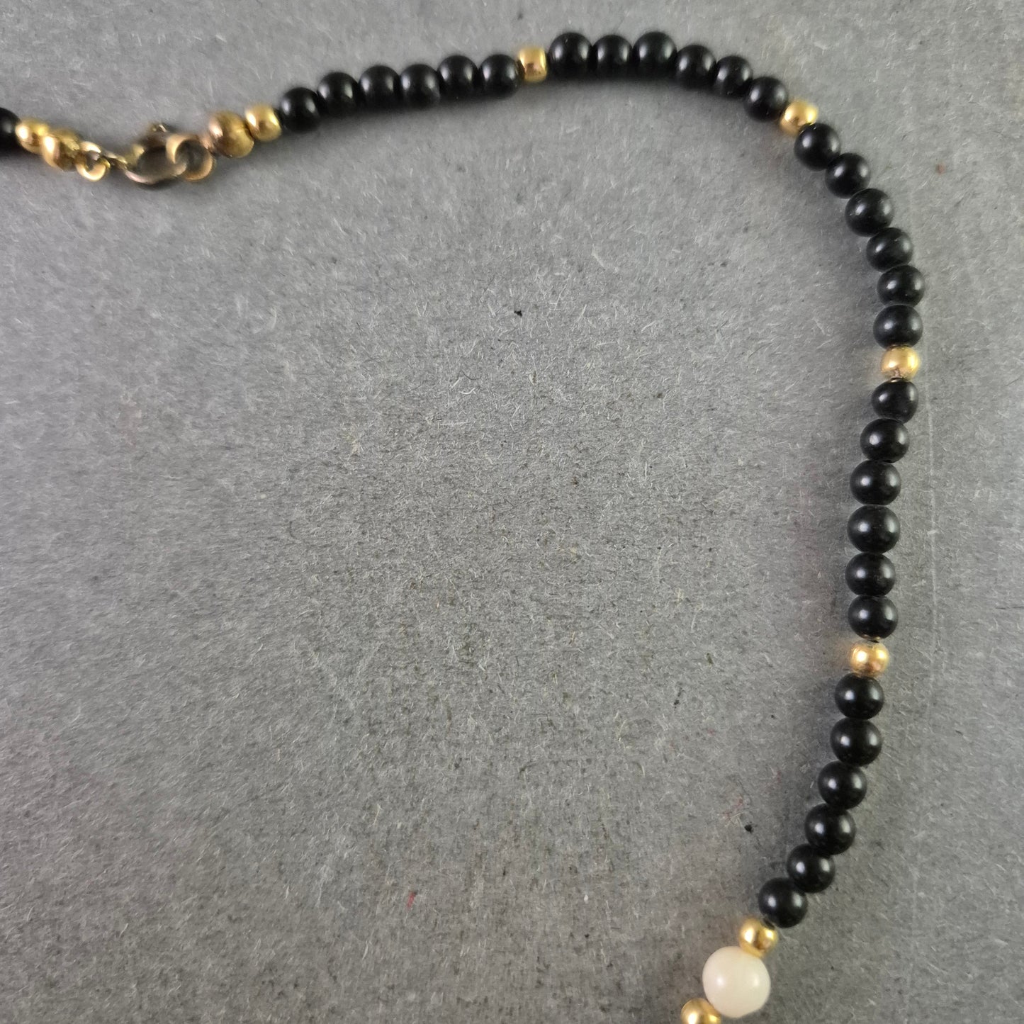 Feine Halskette mit schwarzen Perlen & goldfarbenen Akzenten