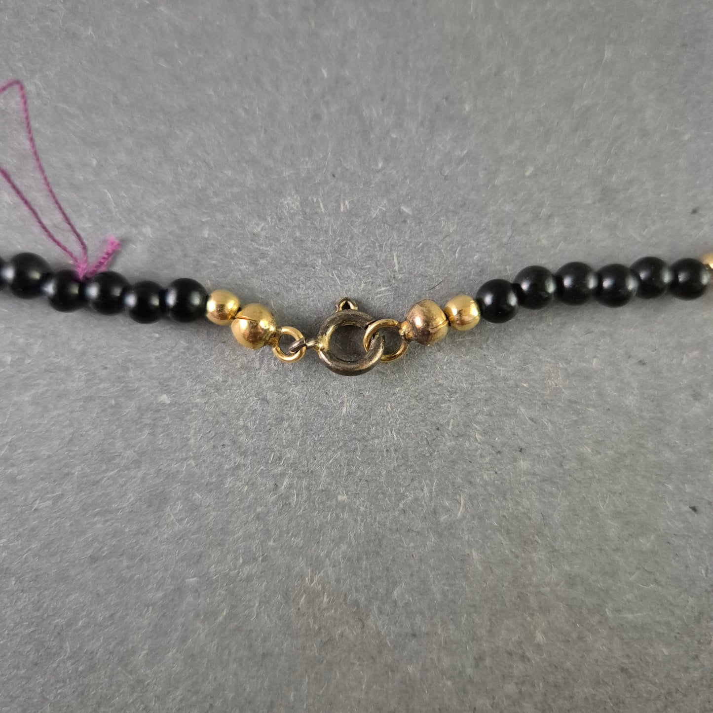 Feine Halskette mit schwarzen Perlen & goldfarbenen Akzenten