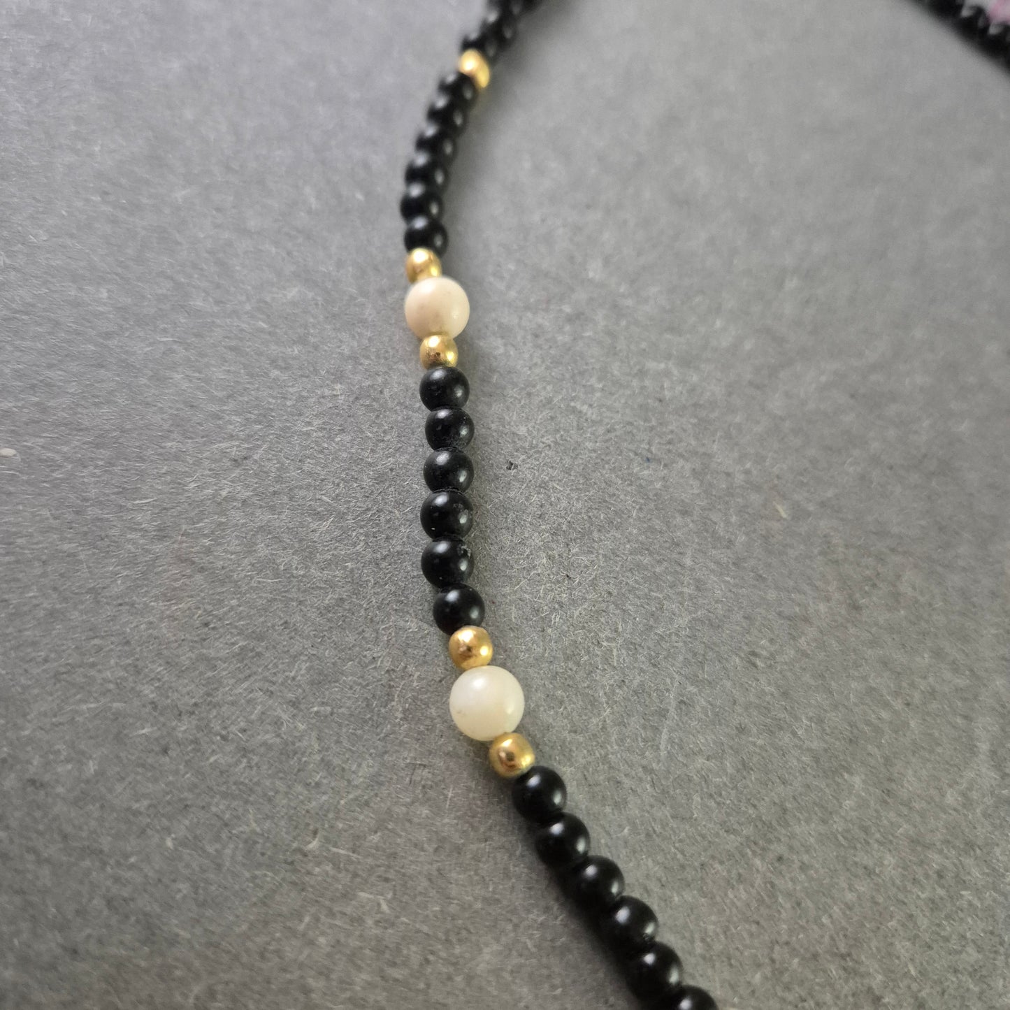 Feine Halskette mit schwarzen Perlen & goldfarbenen Akzenten