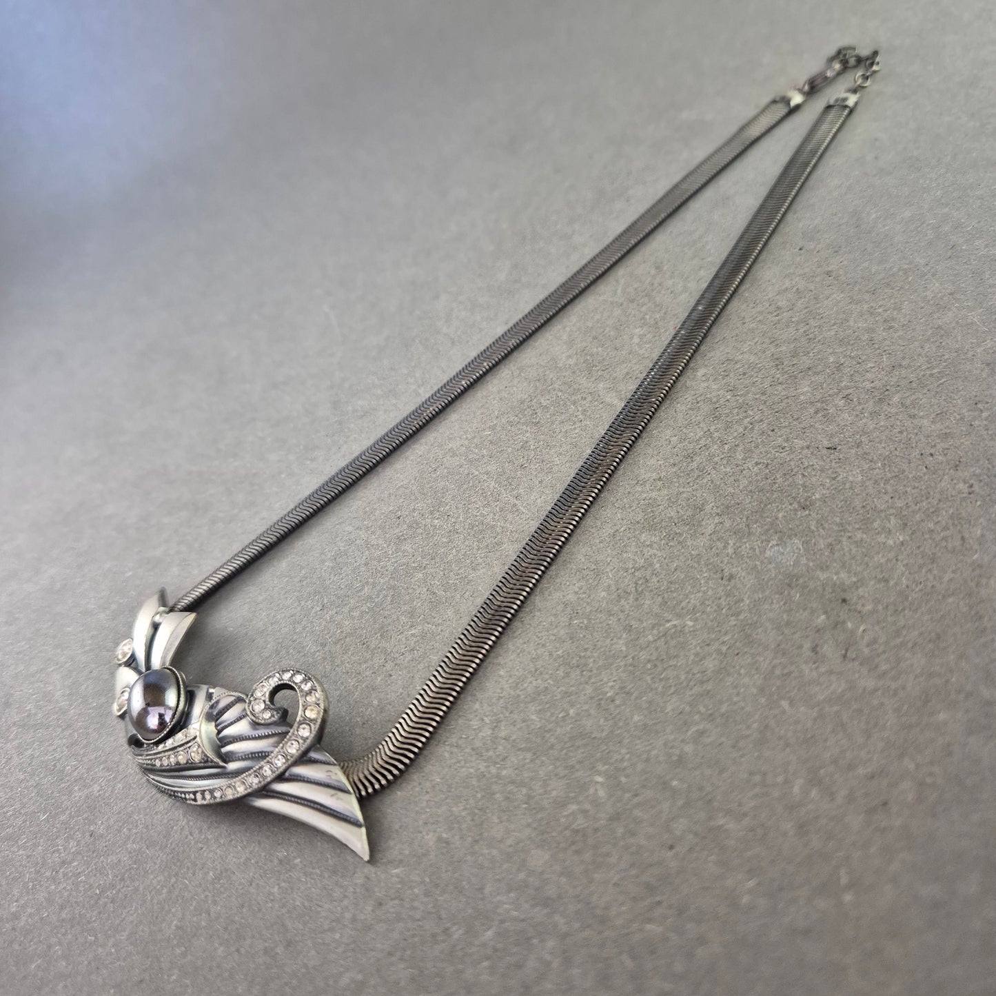 Vintage Halskette mit Silberdesign & dunkler Perle – Elegant & kunstvoll