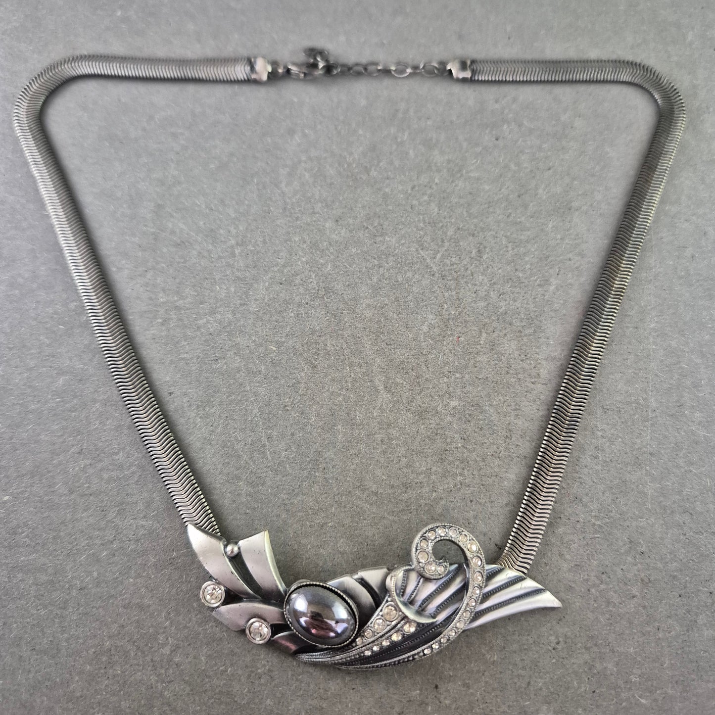 Vintage Halskette mit Silberdesign & dunkler Perle – Elegant & kunstvoll