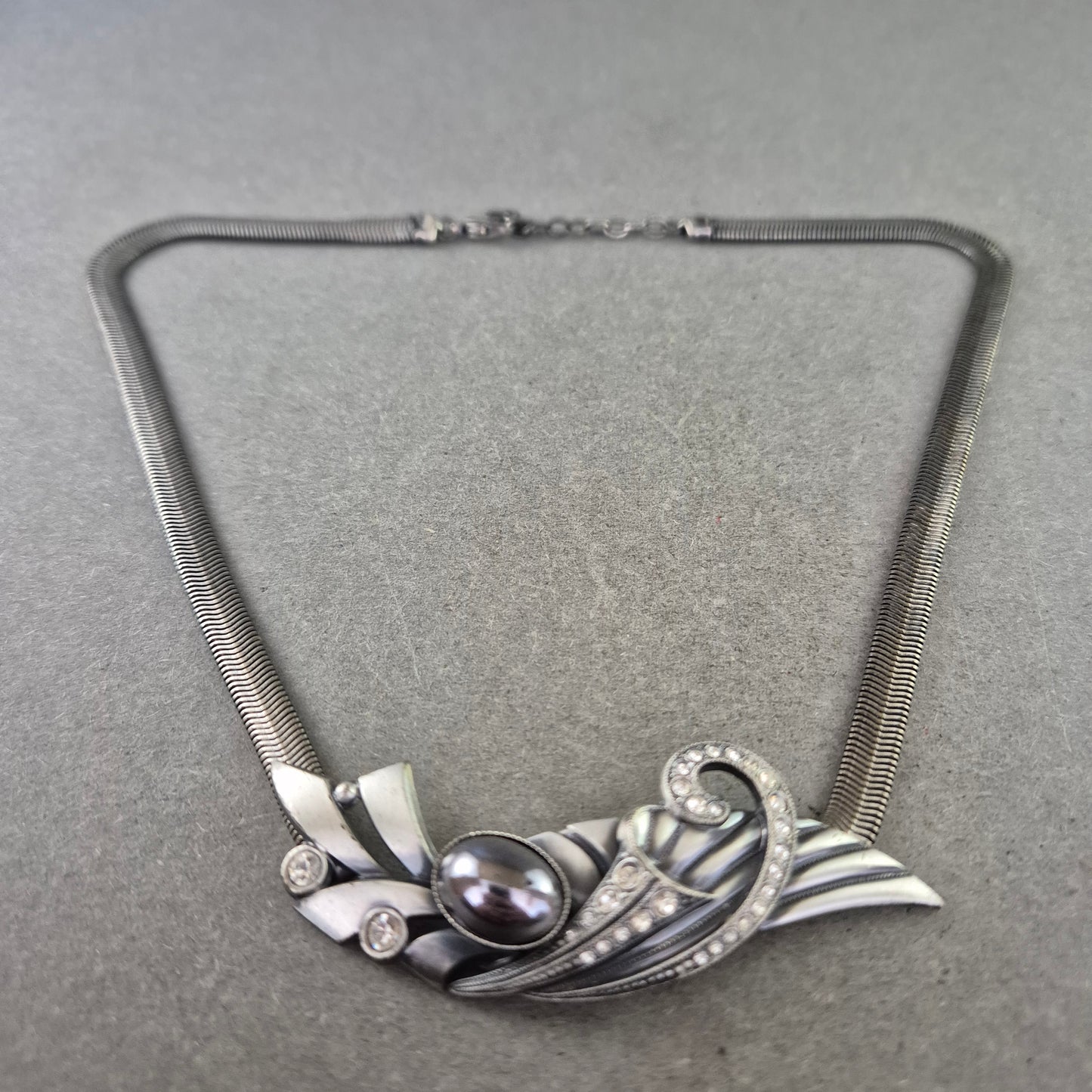 Vintage Halskette mit Silberdesign & dunkler Perle – Elegant & kunstvoll