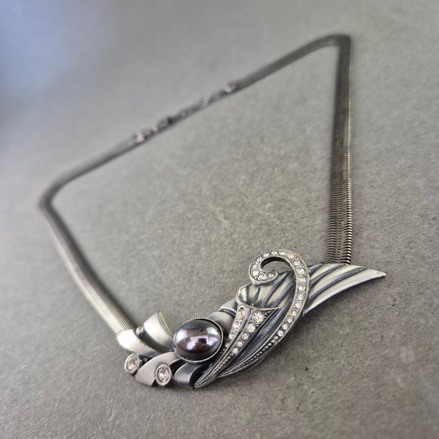 Vintage Halskette mit Silberdesign & dunkler Perle – Elegant & kunstvoll