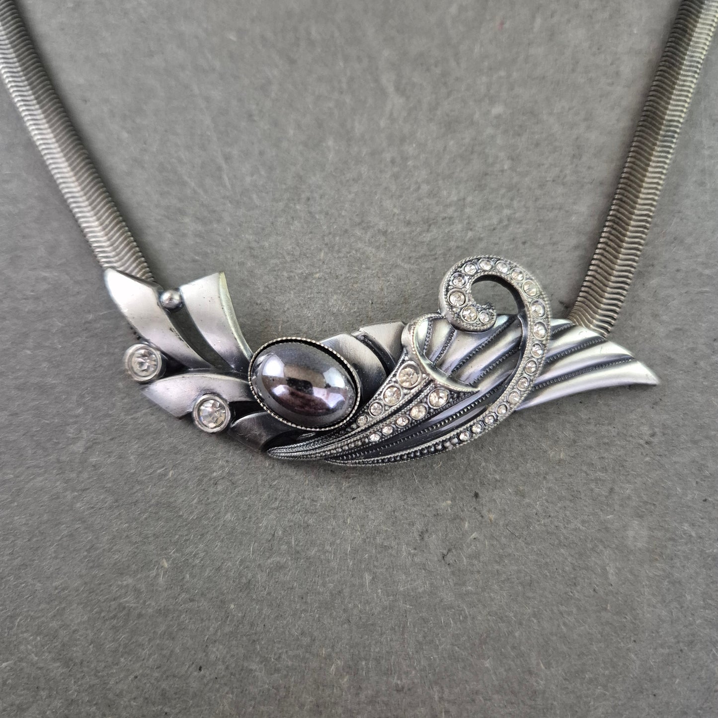 Vintage Halskette mit Silberdesign & dunkler Perle – Elegant & kunstvoll