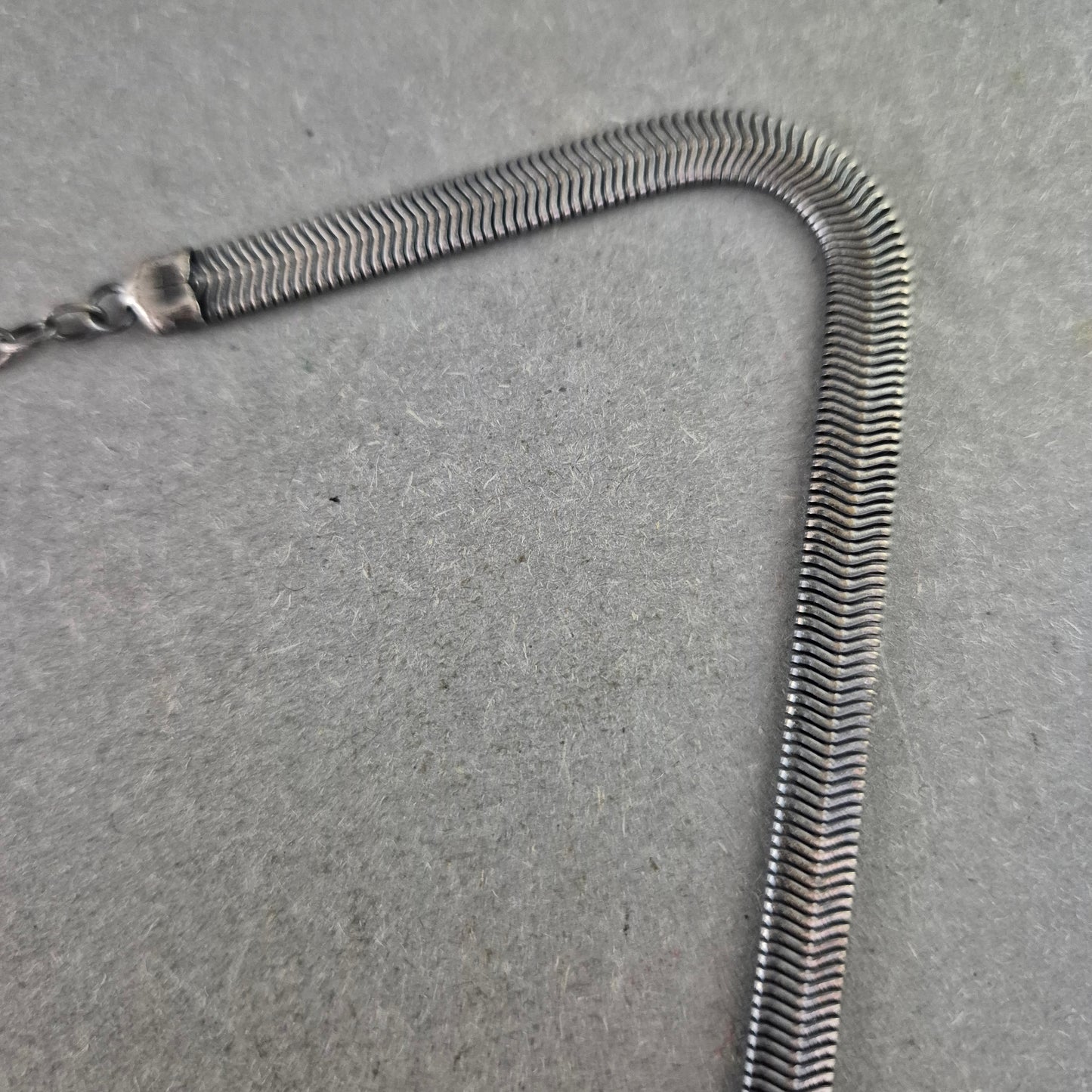 Vintage Halskette mit Silberdesign & dunkler Perle – Elegant & kunstvoll